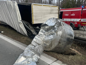Dálnice z Ostravy je před Velkým Újezdem uzavřená kvůli havárii nákladního vozidla