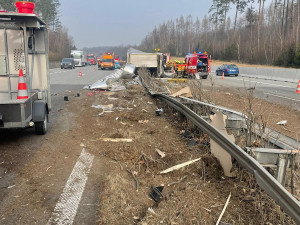 Dálnice z Ostravy je před Velkým Újezdem uzavřená kvůli havárii nákladního vozidla