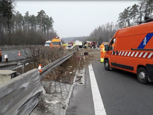 Dálnice z Ostravy je před Velkým Újezdem uzavřená kvůli havárii nákladního vozidla