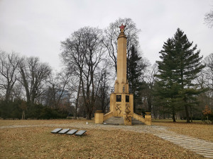 Neznámý vandal nasprejoval hákové kříže na olomoucký památník Rudé armády