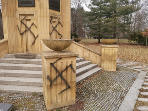 Neznámý vandal nasprejoval hákové kříže na olomoucký památník Rudé armády