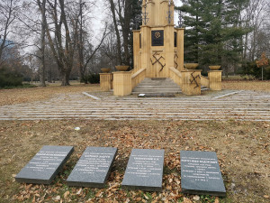 Neznámý vandal nasprejoval hákové kříže na olomoucký památník Rudé armády