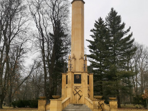 Neznámý vandal nasprejoval hákové kříže na olomoucký památník Rudé armády