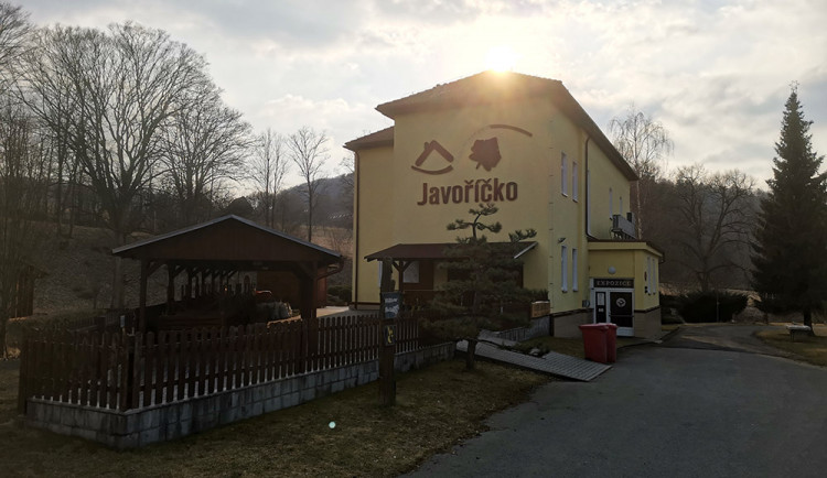 V budově bývalé školy v Javoříčku se nachází expozice připomínající tragickou minulost obce, v podkrovní části nyní bydlí uprchlíci