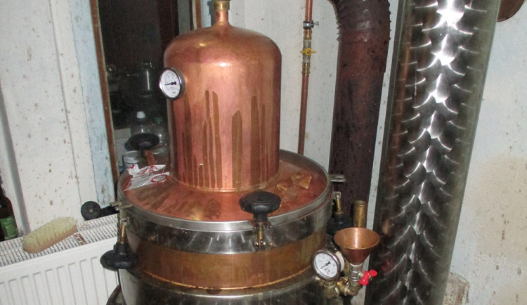 Celní správa zjistila v budově na Konicku destilační zařízení, vyrobený líh i kvas pro výrobu alkoholu