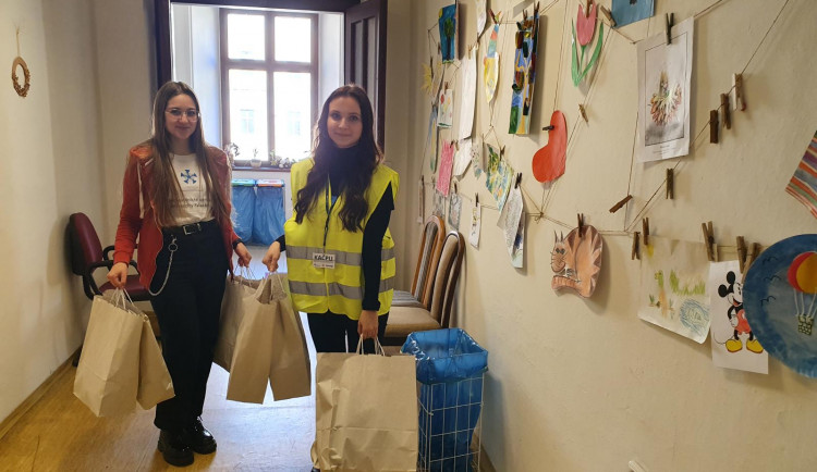 Solidarita s napadenou Ukrajinou v Olomouckém kraji nepolevuje. Pomáhají školy i hasiči