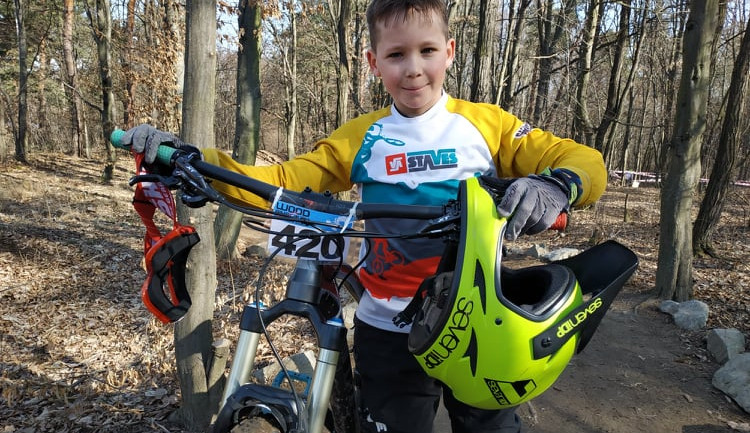 FOTOGALERIE: Sjezdaři na kolech řádili u Plumlovské přehrady. Sešlo se jich přes dvě stovky