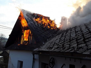 V Klopině shořela střecha hospodářské budovy. Při požáru zasahovalo pět jednotek hasičů