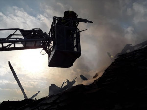 V Klopině shořela střecha hospodářské budovy. Při požáru zasahovalo pět jednotek hasičů