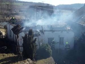 V Klopině shořela střecha hospodářské budovy. Při požáru zasahovalo pět jednotek hasičů