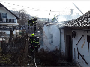 V Klopině shořela střecha hospodářské budovy. Při požáru zasahovalo pět jednotek hasičů