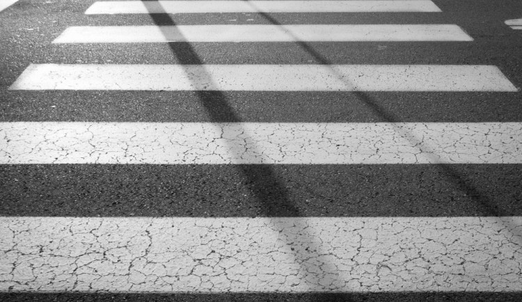 size3-16062120826446-241-policiste-patraji-po-ridicce-ktera-na-konci-rijna-v-terronske-ulici-srazila-na-prechodu-chlapce