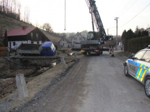 Pod nákladní avií se v Zábřehu propadl most. Vůz musel vyprostit jeřáb