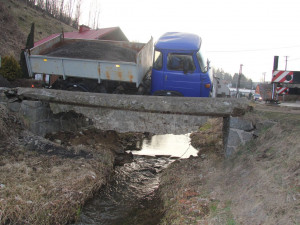 Pod nákladní avií se v Zábřehu propadl most. Vůz musel vyprostit jeřáb