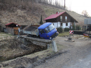 Pod nákladní avií se v Zábřehu propadl most. Vůz musel vyprostit jeřáb
