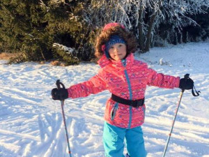 Karolínka s Downovým syndromem chodí do běžné školy, lyžuje a tancuje