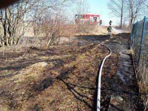 Hasiči zasahují u požárů po vypalování trávy. Hoří v Potštátě, Přerově a ve Velkém Týnci