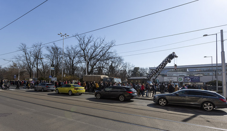 Fronta před pavilonem A během výstavy For Model
