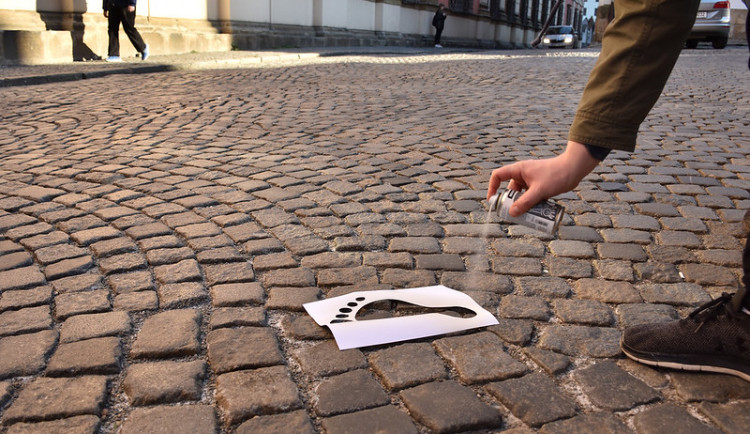 Nasprejované bílé stopy v Olomouci. Festival Jeden svět odstartuje příští pondělí