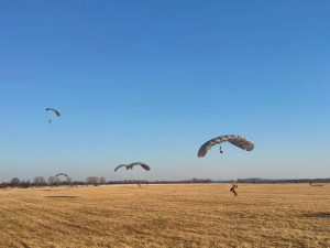 Část obyvatel Prostějova vyplašilo vojenské cvičené na zdejším letišti