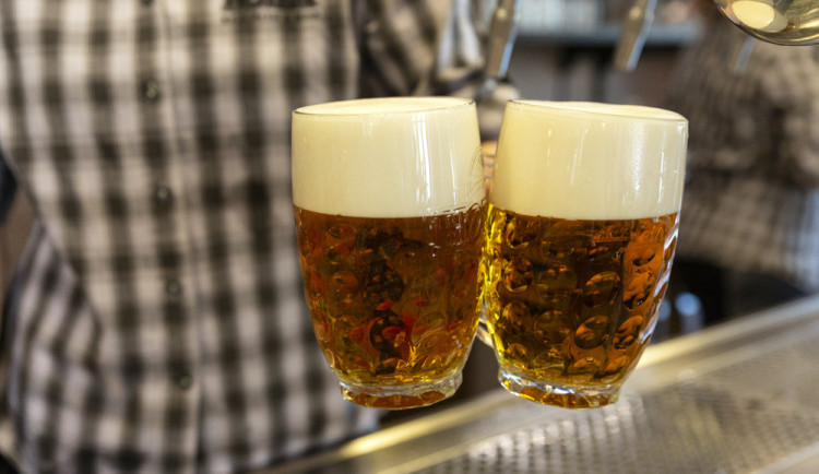 Pivovar Holba představil nové designové džbánky na pivo