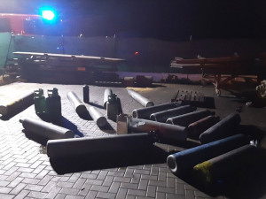 Noční požár zasáhl halu v Nákle. Žár poškodil zaparkovanou techniku