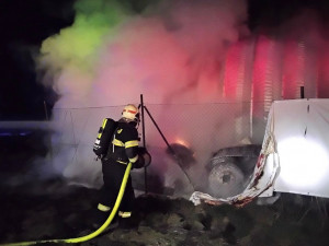 Noční požár zasáhl halu v Nákle. Žár poškodil zaparkovanou techniku