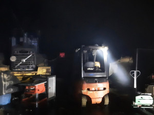 Noční požár zasáhl halu v Nákle. Žár poškodil zaparkovanou techniku