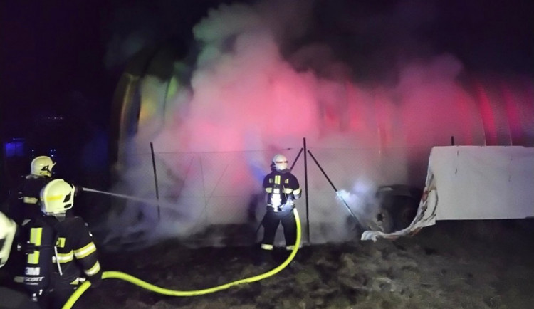 Požár průmyslové haly v Nákle likvidovaly čtyři jednotky hasičů