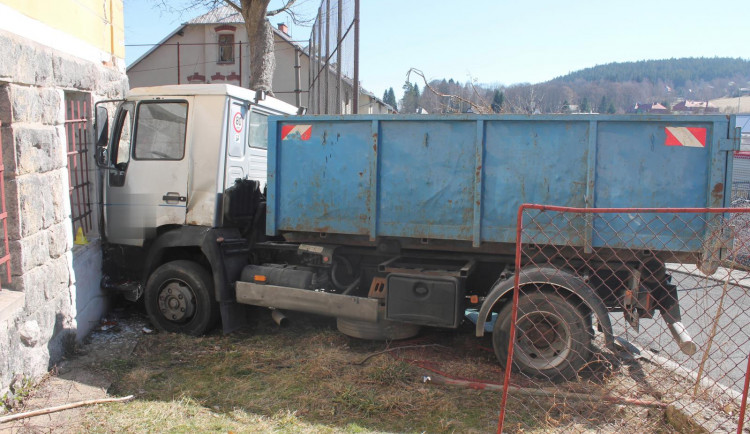 Řidič špatně zabrzdil nákladní automobil. Ten mu ujel a zastavil se až o nedaleký dům