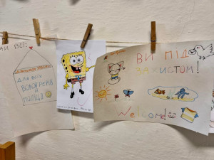 FOTOGALERIE: Centrum pro uprchlíky v Olomouci zdobí dětské obrázky, vznikly i ukrajinské omalovánky
