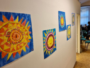 FOTOGALERIE: Centrum pro uprchlíky v Olomouci zdobí dětské obrázky, vznikly i ukrajinské omalovánky