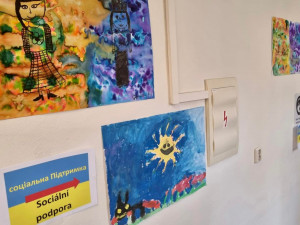 FOTOGALERIE: Centrum pro uprchlíky v Olomouci zdobí dětské obrázky, vznikly i ukrajinské omalovánky