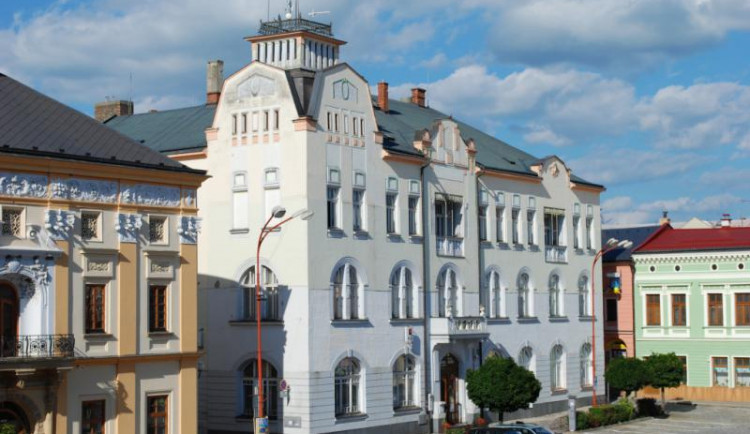 Budova hotelu Záložna v centru Litovle - ilustrační foto