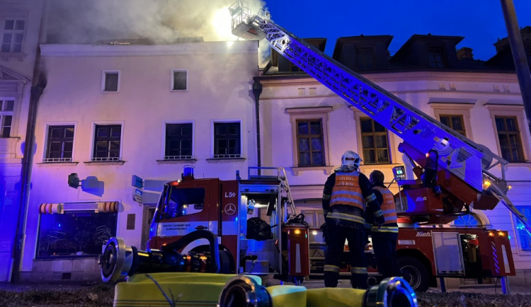 VIDEO: Rozsáhlý požár v centru Olomouce: plameny pohltily dvě patra domu i střechu