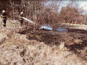 Jarní úklid s pomocí ohně: hasiči zasahovali po celém kraji, pro popálenou osobu letěl vrtulník