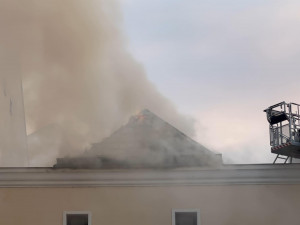 Rozsáhlý požár v centru Olomouce: plameny pohltily dvě patra domu i střechu