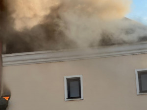 Rozsáhlý požár v centru Olomouce: plameny pohltily dvě patra domu i střechu