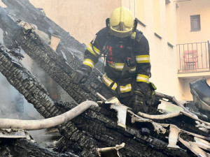 Rozsáhlý požár v centru Olomouce: plameny pohltily dvě patra domu i střechu