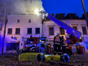VIDEO: Rozsáhlý požár v centru Olomouce: plameny pohltily dvě patra domu i střechu