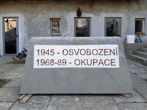 Kámen u památníku osvobození v Olomouci připomíná rok 1945, ale i okupaci v roce 1968