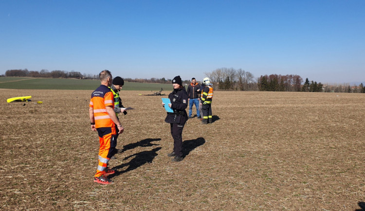 Policie hledá svědky pádu vrtulníku na poli u Olomouce, pilot na místě zemřel