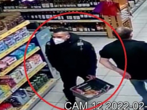 VIDEO: V Olomouci zloděj napadl ostrahu supermarketu. Zachytily ho kamery