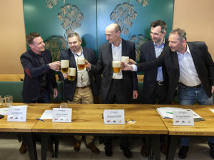 Ondřej Hnila (vlevo) s vedením skupiny Pivovary CZ, která vznikla spojením pivovarů Holba, Litovel a Zubr