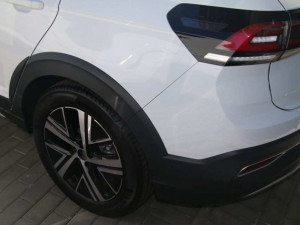 Zloděj ukradl znaky z desítek aut. Na discích udělal vrypy za čtvrt milionu