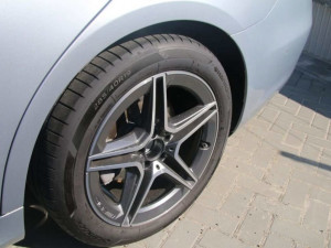 Zloděj ukradl znaky z desítek aut. Na discích udělal vrypy za čtvrt milionu