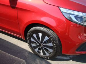 Zloděj ukradl znaky z desítek aut. Na discích udělal vrypy za čtvrt milionu