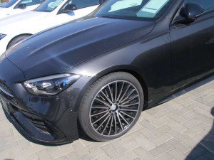 Zloděj ukradl znaky z desítek aut. Na discích udělal vrypy za čtvrt milionu