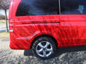 Zloděj ukradl znaky z desítek aut. Na discích udělal vrypy za čtvrt milionu