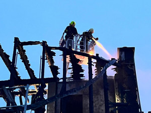 Plameny zničily střechu domu v Hodolanech, městské části Olomouce
